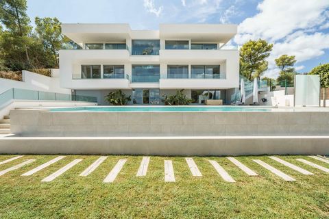 Spectacular contemporary designer villa, newly built, with splendid sea views on the charming coast of Calvià in a quiet street of Palmanova. The property has approximately 650m2 of living space and 357m2 of terraces on a plot of 1220m2 and has a tot...