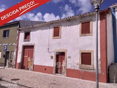 Large villa with refinement in the Historic center of S.Mamede. Comprising ground floor and 1st floor, with rustic wine cellar and an internal courtyard surrounded by a large stone wall. This 1937 villa has excellent potential, recovering some genuin...
