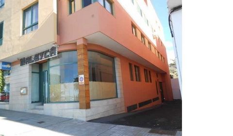 Excellent opportunity at street level in Guía de Isora. Commercial premises surrounded by services, shops and cafes. It has a constructed area of ​​one hundred and forty-three square meters with a practically open layout. Its last use was the restora...