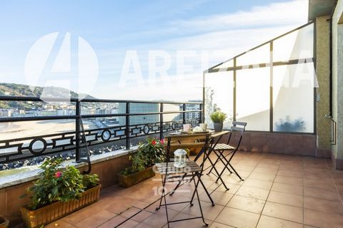 Areizaga Real Estate exclusive property. Impressive penthouse with terrace and sea views to reform to your liking. Concrete building next to the Paseo de Salamanca. Panoramic view of the mouth of the Urumea, with Zurriola beach and the entire Gros y ...