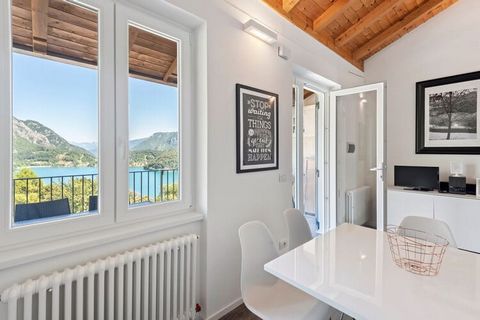 This serene 2-bedroom holiday home is in Molina di Ledro. It is ideal for small groups of friends or a family and can accommodate 6 guests. It has a shared swimming pool for you to enjoy a refreshing dip on a hot summer day. The restaurants are 900 m...