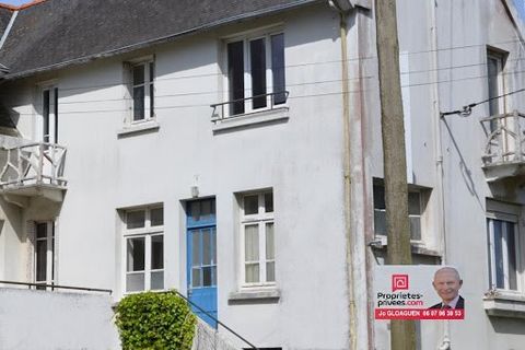 Côtes d'Armor. 22220. Close to Tréguier and the estuary, semi-detached house with a surface area of 107 m2 (105 m2 of living space) on a plot of 173 m2. 6 rooms, 4 bedrooms. It comprises on the ground floor: entrance hall, living room-kitchen, dining...