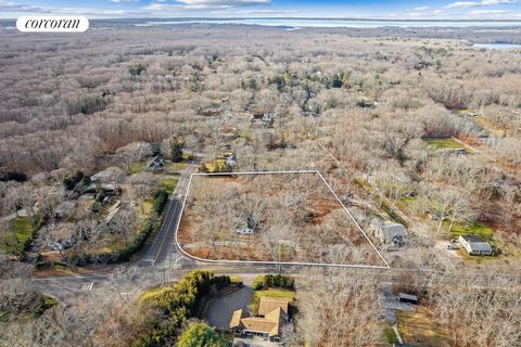 Newly listed 1.90 acre parcel in Southampton. Located on the corner of North Sea Mecox and Majors Path, less than 2 miles from Southampton Village. The total yield would be a 2 lot sub division situated in the R-20 Zoning district. Allowing for a sub...