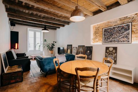 Situated right in the heart of the city, in one of Nantes' liveliest districts, with its many restaurants and shops, and just a 5-minute walk from the Château des Ducs de Bretagne and Place Royale, you'll love the comfort and atmosphere of this super...