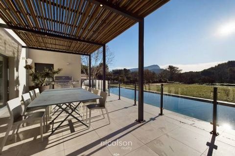 Magnificent contemporary villa built in 2015 with an area of ??approximately 200 M2 on a plot of 2500 M2, facing south, facing the Sainte Victoire. The villa offers a very wide southern exposure, with a magnificent view. Its large bay windows overloo...