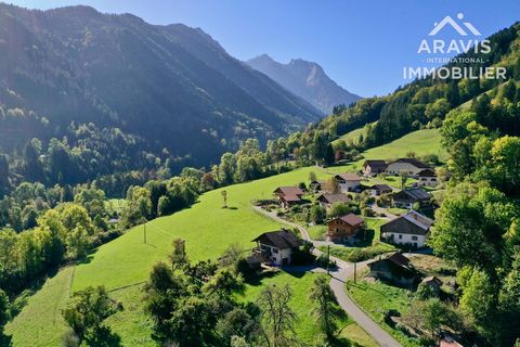 Exclusive! Aravis International presents this beautiful plot of land of 1770m2 of which 870 m2 can be built, serviced and with a building permit granted and purged of any recourse for a house of about 170 m2, of which 128 m2 are habitable. The land i...