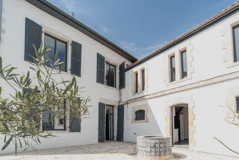 MASTER'S HOUSE, rare on the market, completely renovated with breathtaking views of the Adour in a typical village of the Basque country. Residence of 250m2 and premises of 60m2 currently converted into an apartment for family and friends which can b...
