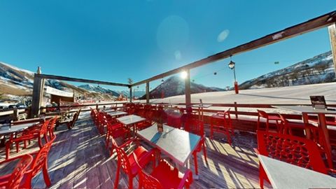 Maurienne, domaine des Sybelles, dans une station familiale, vente d'un fonds de commerce de restaurant, bar. Ce restaurant est idéalement situé en front de neige. Le restaurant a une capacité de 85 couverts en intérieur, une terrasse Sud avec vue su...