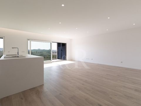 Spacious new two-bedroom apartment located in the Lux Terrace development in Alcochete. This two-bedroom apartment has an entrance hall, a large living room of 41 sqm, with an open kitchen and island, and two bedrooms. The 15 sqm suite has a private ...