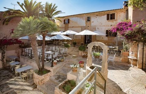 Beautiful restaurant with large private parking and sea views. Apart from the restaurant, it has one of the oldest houses in the area, very well preserved and maintained. It has a huge terrace with many green areas, especially for celebrating events,...