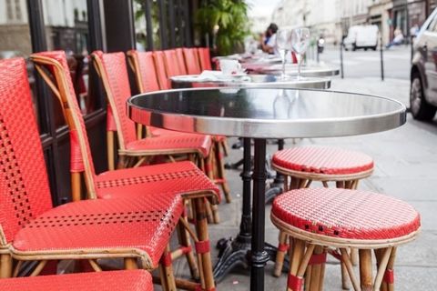 Dpt Tarn et Garonne (82), à vendre proche de VALENCE D'AGEN Restaurant de 90 m² avec terrasse