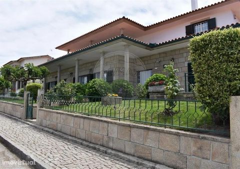Stone villa with generous areas and excellent comfort attributes in the heart of the village of Penedono. Property consisting of 2 residential floors: On the ground floor there is the kitchen, living room, 3 bedrooms (one of them suite), a full servi...