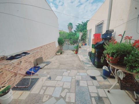 Duplex in Berja Centro area, 160 m. of surface, 700 m. surface plot, a double room and 3 simple rooms, 2 bathrooms. Extras: air conditioning, garden, laundry, bright, garage included Sale: 137.865 € Features: - Air Conditioning