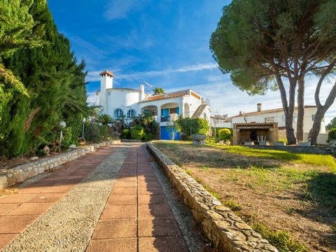 House in La Escala Costa Brava, in the Puig Sec area with a large plot of 1025m2. The main level of the house is distributed with a spacious living-dining room with a fireplace and has direct access to two terraces, one of which will take you to the ...