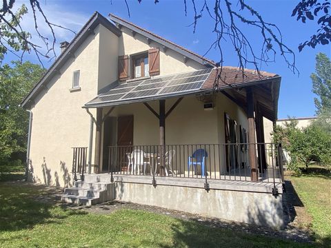A 1982 architect-designed house very well maintained and having benefited from constant improvements. Located within walking distance of the bastide town of Villeneuve. This property is in 2600 m2 of flat, fenced, wooded, secluded land, with the prop...