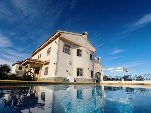 Beautiful 6 Bedroom Villa with breathtaking views and 10 by 5 pool for sale in Los Communicaciones close to San Miguel De Salinas. This incredible detached villa sits on a spacious plot of nearly 1500m2 with lovely greenery, it has a pedestrian entra...