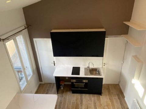 Very bright south-facing studio, rue de Belleville, near Jourdain metro station Nestled in the heart of the dynamic Rue de Belleville district, a few steps from the Jourdain metro station, this F1 apartment and its mezzanine offer an exceptional livi...