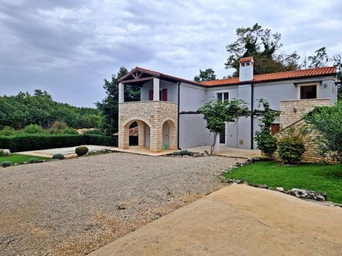 ISTRIE, SVETI LOVREČ - La maison rurale avec piscine Sveti Lovreč est située sur une colline avec une vue magnifique sur les champs doux, les vignobles, les oliveraies et la mer au loin. Sveti Lovreč est située au milieu de champs de lavande luxurian...