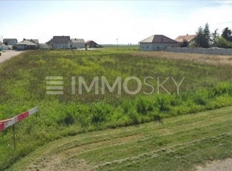 This 1200m², sun-drenched plot is located in a quiet residential area, where you can realize your personal dream home. Lots of greenery and charming surroundings - these are just a few highlights of this exciting property. A good reason to make the l...