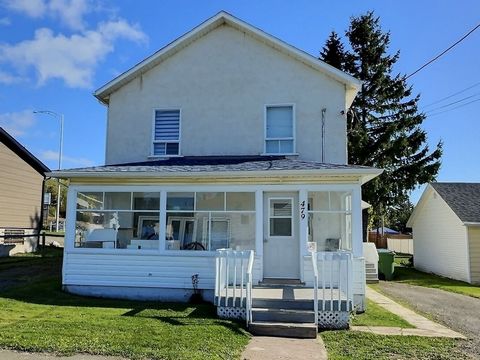 Joli duplex offrant 2 appartements meublés soit un appartement 3 ½ au rez-de-chaussée et un 5 ½ à l'étage. Le logement à l'étage comprend 3 chambres actuellement louées individuellement. L'immeuble génère des revenus bruts de 15 840 $ avec un potenti...