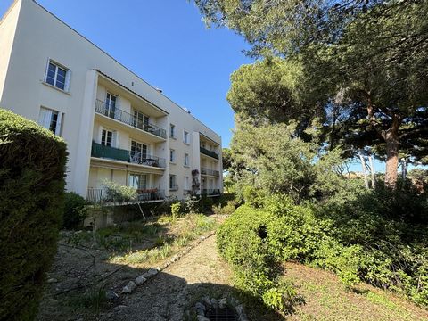 Dans une copropriété à deux pas de la mer et des plages du Mourillon, appartement T5 de 81 m2 à rafraîchir. Situé au dernier étage d'un petit immeuble, il se compose d'une entrée, séjour / salle à manger donnant sur terrasse, trois chambres, placards...