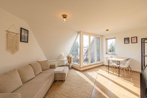 Seltenes Fundstück in Hannover! Schöne und perfekt geschnittene Designer-Wohnung mit Balkon in sehr guter Lage. 44,5 m2 Wohnfläche plus ca. 60 m2 inkl. Nutzflächen (Balkon, privates Dachgeschoss, nutzbare Schrägen) Komplett möbliert, voll ausgestatte...