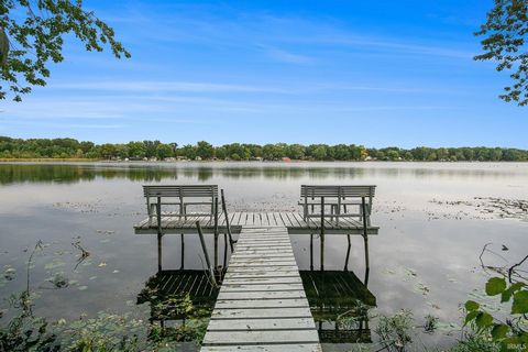 QUOI SPÉCIAL grande propriété au bord du lac sensation d’oasis privée. Vue magnifique 2 maisons une propriété. Ne manquez pas votre opportunité de posséder la propriété d’étude construite sur mesure au bord du lac. Maison de charme et maison de campa...