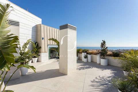 Occasion unique de profiter d’une vue captivante sur la mer depuis l’un des plus hauts immeubles résidentiels, avec vue sur tout Barcelone. Stratégiquement situé à côté du One Ocean Club, dans un immeuble moderne (2010) près de l’Hôtel Vela, à la fro...