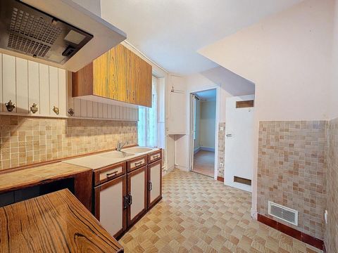 Maison de 2 chambres , 3 pièces située à Penchard près de Meaux (77100). Au rez-de-chaussée l'accès se fait par la cuisine donnant sur un séjour. Une chambre ainsi qu'une salle de bain avec WC se trouve au même niveau. Au 1er étage, une chambre et un...