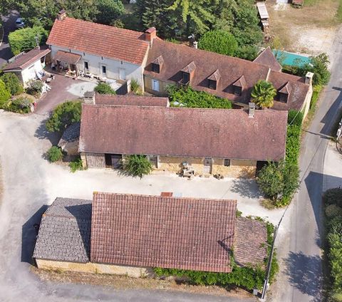 24590 SAINT GENIES. Propriété en pierres / ancien corps de ferme : 2 maisons d'habitation, 2 granges, 1 four à pain, terrain d'environ 3000 m². Prix de vente : 499 000 euros (Honoraires : 3.96% TTC inclus charge acquéreur soit 480 000 euros hors hono...