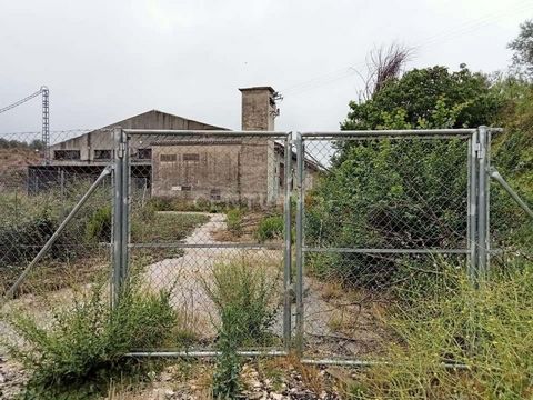 Vous souhaitez acheter un terrain industriel à vendre à Cocentaina ? Excellente opportunité d’acquérir la propriété de ce terrain industriel à vendre d’une superficie de 13014,18 m² situé dans la ville de Cocentaina, province d’Alicante. Il a un bon ...