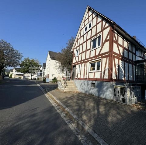 Dieses geräumige Haus bietet auf zwei Etagen insgesamt neun Zimmer und beeindruckt mit einer gelungenen Mischung aus Modernisierung und klassischem Wohnkomfort. Im Erdgeschoss befinden sich vier großzügige Zimmer, die vielseitig genutzt werden können...