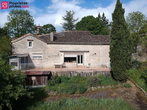 46000 Cahors à 15 minutes. Maison en pierre d'environ 180 m² habitables, 8 pièces, 4 chambres et ateliers, sur un beau terrain arboré et cloturé de 4700 m², au calme et sans vis à vis. RdC : Grande entrée 24 m² Cuisine/séjour 32 m² avec cheminée foye...