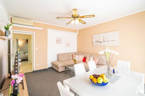 Apartments Blažević is located in Mlini, near historic Dubrovnik. Mlini is a idyllic fishing settlement located halfway between Dubrovnik and Cavtat , rich vegetation and stunning beaches. Property offers free private parking. This two bedroom apartm...