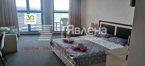 Exklusives Angebot! Ich präsentiere Ihnen eine Einzimmer-Panoramawohnung, die aus einem geräumigen Zimmer besteht, das einen Wohn- und Schlafbereich kombiniert, sowie einem modernen Badezimmer und einer geräumigen Terrasse zum Meer. Die Möbel sind ko...