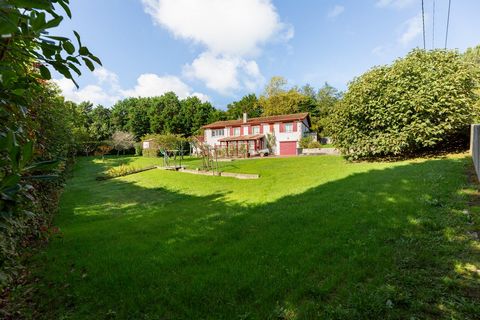 Opportunité rare - Emplacement exceptionnel à 3km de la plage de l'Uhabia, tout en étant au calme et sans vis-à-vis. Cette maison individuelle de 215m² habitables sur une parcelle de 2100m² vous ravira de par son potentiel et ses volumes généreux. El...