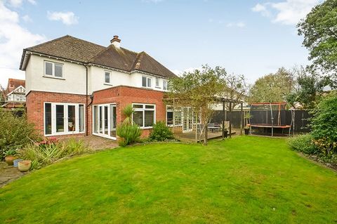 DESCRIPTION Built in the early 1930s and standing in one of Havant's premier roads, this unique home offers its next resident family a spacious and stylish home. Recent works have been carried out with a great deal of consideration to the period of t...