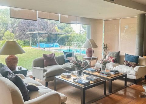 SPACIOUS HOUSE IN LARGE PLOT IN EXCLUSIVE AREA Spacious property for sale in one of the most exclusive areas of Majadahonda of 639 m² located on a plot of 1.135 m². The property has 6 bedrooms and 5 bathrooms, perfect for a large family or for those ...