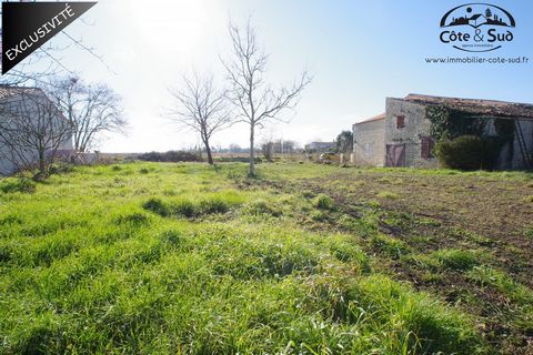 Proche SURGERES Joli terrain hors lotissement de 380 m2 environ non viabilsé. Facade 16m environ sur 24 m de profondeur environ. Terrain en cours de bornage.