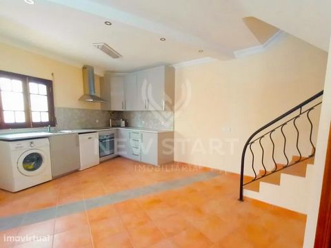 Recently refurbished 3 bedroom villa, located in the center of Tavira, close to cultural spaces, churches, commerce and services Ground floor with ground floor patio, kitchen and living room in open space, equipped with induction hob, oven, extractor...