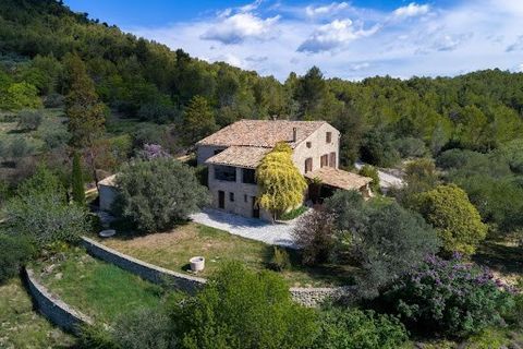 Old farmhouse from the 18th century in the Forcalquier region. 13 hectares. Large living room with stone fireplace and mezzanine, living room/bedroom with bathroom, equipped kitchen with dining area and access to a south-facing terrace with panoramic...