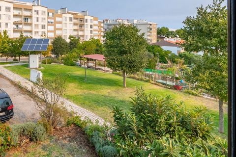 3-Zimmer-Wohnung mit Flussblick. Die Wohnung befindet sich im 1. Stock eines Gebäudes aus dem Jahr 1999, ohne Aufzug, aber in der Nähe des Bahnhofs von Póvoa de Santa Iria. Es hat: 2 Schlafzimmer mit Kleiderschränken; Wohnzimmer mit Kamin und Balkon;...