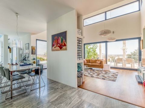 This spacious house of modern architecture has been built 11 years ago on 3 floors. It has numerous bay windows, covering most of the walls, and ceiling heights of 2 floors in the main room, giving it a majestic cathedral glance! We access the 4.4 he...