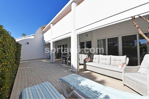 Fantastisch renoviertes Apartment mit einem Schlafzimmer in Vale do Lobo. Eine der luxuriösesten Gegenden des Landes, mit einer großzügigen Traumterrasse, auf der Sie Zeit mit der Familie verbringen oder im Freien speisen können. Beim Betreten des Ap...