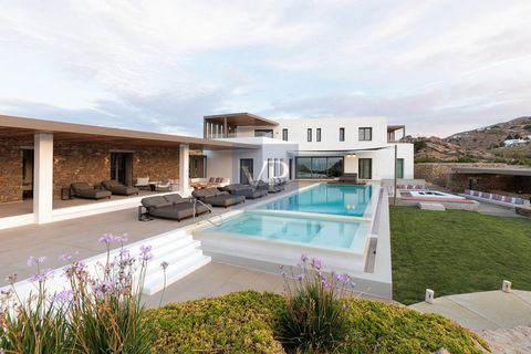 Villa zum Verkauf in der Gegend: Mykonos. Die Fläche des Anwesens beträgt 500 m² und befindet sich auf einem Grundstück von 4.000 m². Es besteht aus: 7 Schlafzimmern, Energieausweis: Nicht erforderlich, in der Nähe des Meeres, Strand, 800 Meter vom S...