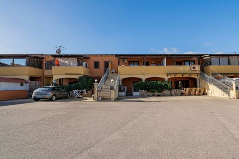 El apartamento está en la planta baja y da a la sala de estar de planta abierta, equipada con un sofá cama doble, un armario con TV, una mesa de comedor y una cocina totalmente equipada con horno, hervidor, microondas y tostadora. La zona de noche co...