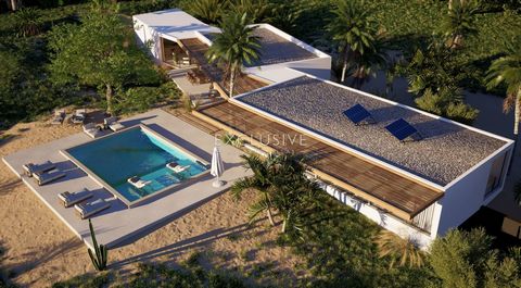 Vrijstaande villa met 4 slaapkamers, turnkey project, vertegenwoordigd in een perfecte combinatie van luxe, comfort en eigentijds design, op een bevoorrechte locatie dicht bij het strand. Het huis past in het landschap van de Algarve, ontworpen met n...