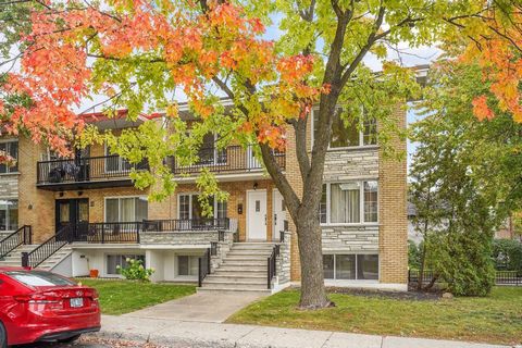 Großes Triplex von 1700 sq.ft. pro Etage, 2 davon stehen dem Käufer zur Verfügung, in einer ruhigen, bewaldeten Straße in Ahuntsic-Cartierville, im Sektor Nouveau-Bordeaux, in der Nähe aller Dienstleistungen. Das Gebäude befindet sich an einer Ecke m...