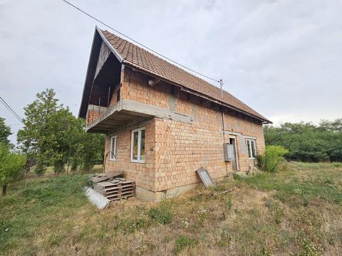 Upptäck ditt drömhus i den charmiga byn Valkó, inbäddat på den fridfulla landsbygden men ändå bara en kort bilresa från den livliga staden Gödöllő. Detta delvis färdigställda familjehem erbjuder den perfekta blandningen av lantligt lugn och modern be...