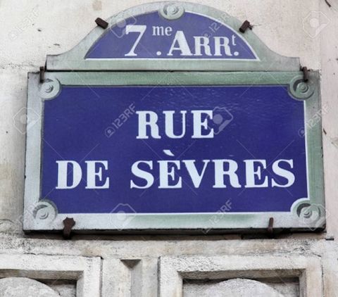 Paris 7 : Bon Marché Dans un immeuble ancien appartement de 79 m2 situé en étage élevé SANS ascenseur. Il se compose d'une entrée, Séjour sur rue. 2 chambres 2 salles de bains. Rénovation à prévoir Possibilité d'acquérir un parking en sus du prix de ...